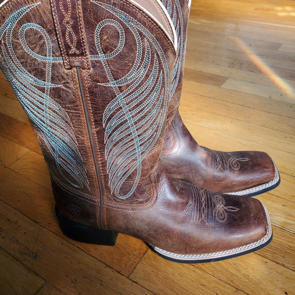 Ariat wide square toe cowboy/cowgirl boots